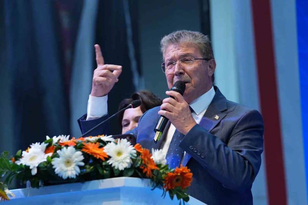 KKTC Başbakanı Ünal Üstel, Ulusal Birlik Partisi aday belirleme seçimlerinde konuşma yaparken