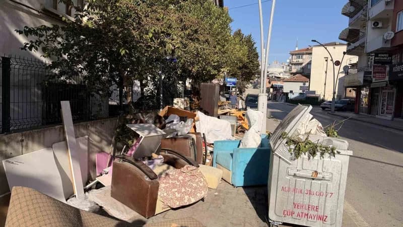 Kocaeli İzmit Mehmet Ali Paşa Mahallesi Bağdat Caddesi'nde çöp konteyneri çevresinde biriken kullanılmış ev eşyaları ve