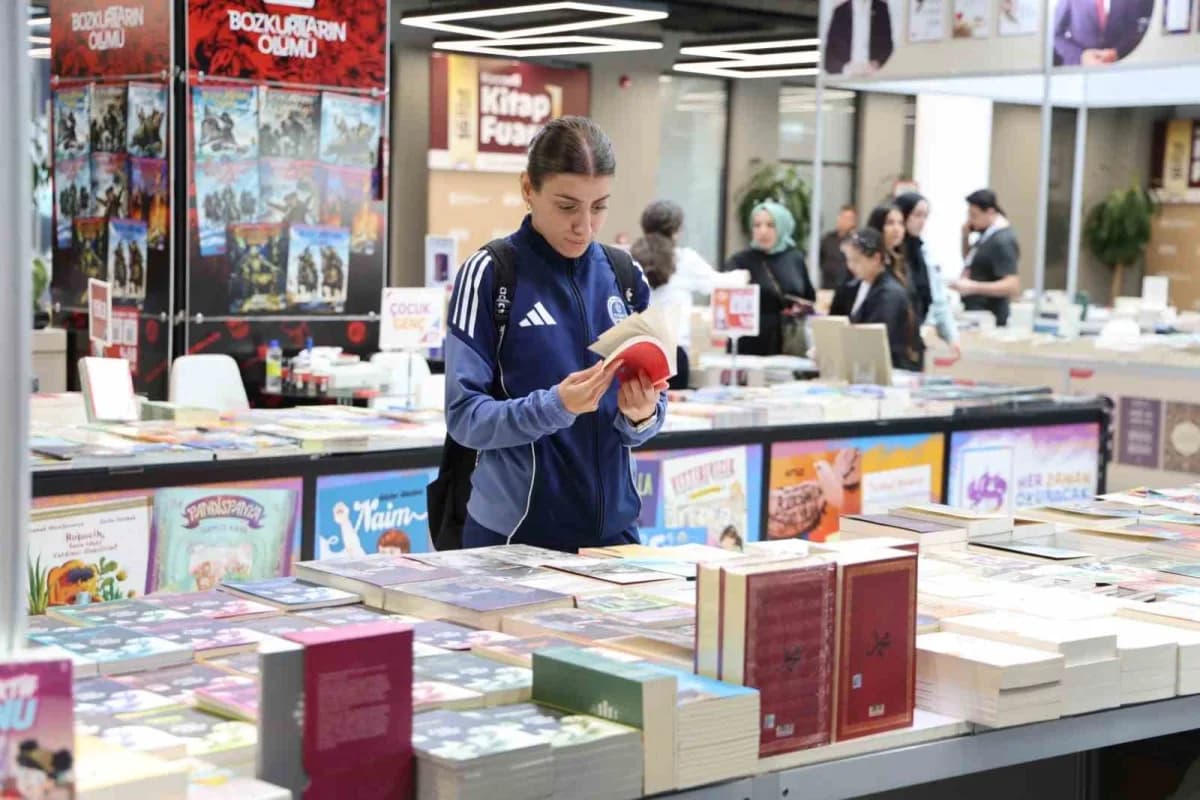 İşaret dili çevirisiyle 16. Kocaeli Kitap Fuarı'nda kitapları inceleyen işitme engelli İrem Topaloğlu