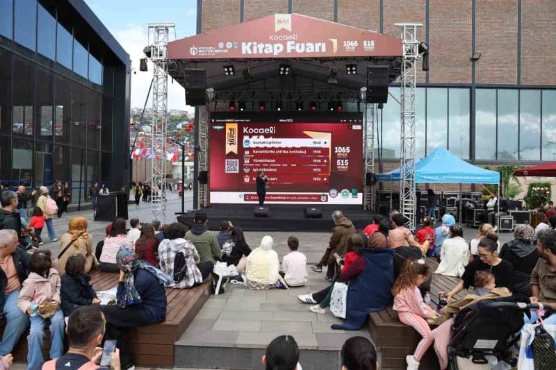 Kocaeli Kitap Fuarı'nda düzenlenen ödüllü Kahoot yarışmasından bir an