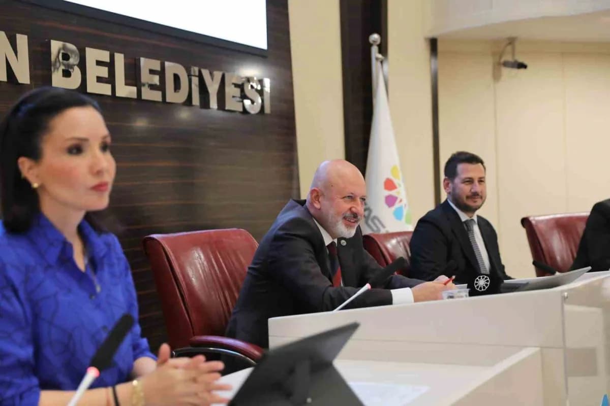 Kocasinan Belediyesi Başkanı Ahmet Çolakbayrakdar, sokak hayvanları için yapılan modern tesislerde inceleme yapıyor