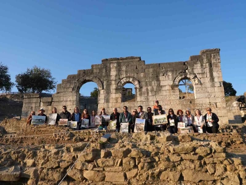 Konuralp Antik Tiyatrosu'nda uluslararası suluboya sanatçıları tarihi alanı resmediyor