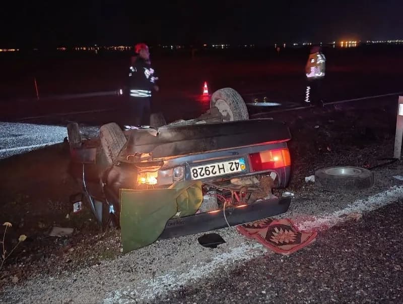 Konya Beyşehir'de yağışlı havada meydana gelen trafik kazasında yaralılar ambulansla hastaneye taşınıyor