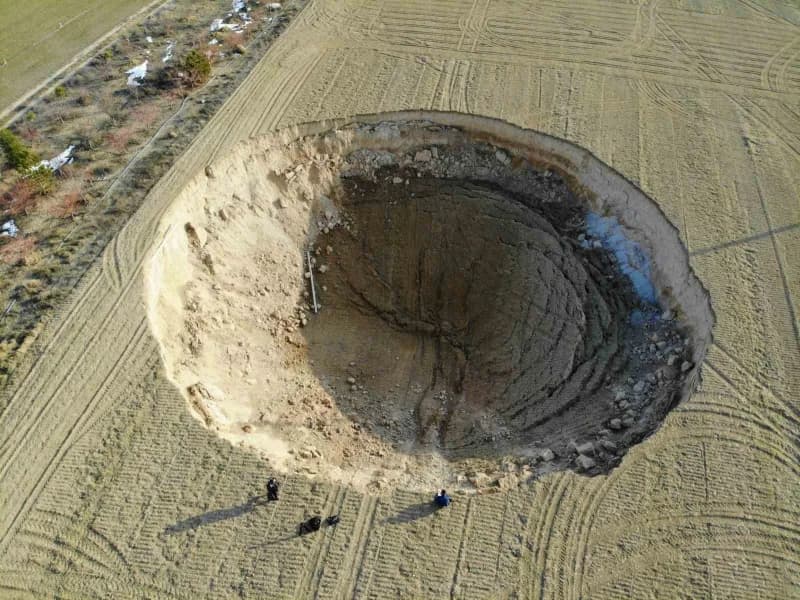 Konya’da yeraltı suyu düşüşü ve artan obruk sayısını gösteren jeolojik alan görüntüsü