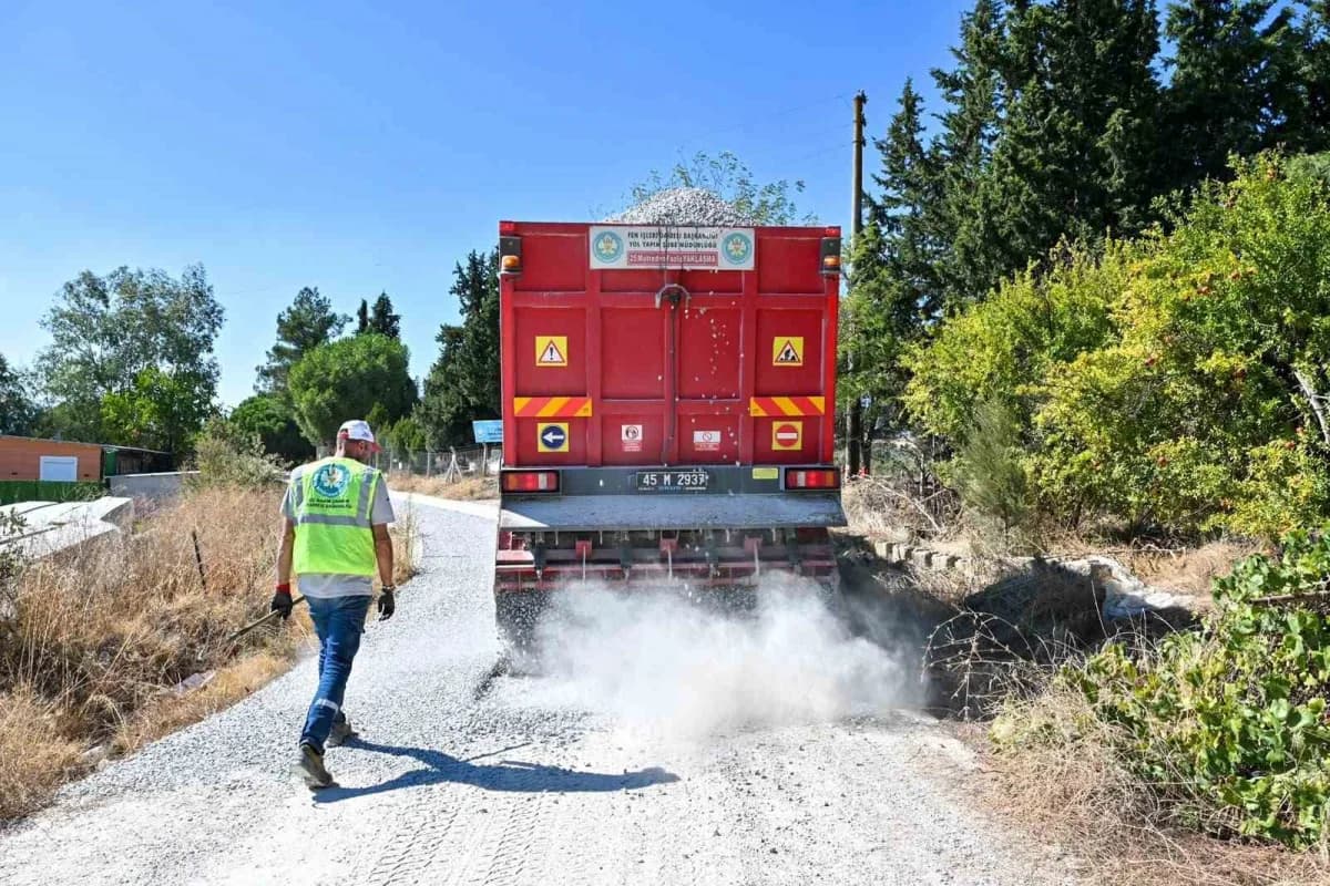 Manisa Köprübaşı Temrek ve Atatürk mahallelerinde yenilenen 2,5 kilometrelik yol çalışmasından görüntü