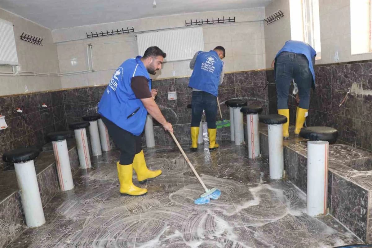 Korkut ilçesinde gençler Selahaddini Eyyübi Camii’nde temizlik ve bakım çalışması yaparken