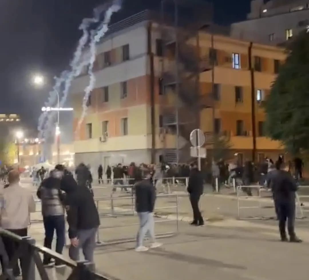 Kosova meclisi önünde protestocular ve polis arasında yaşanan çatışma görüntüsü