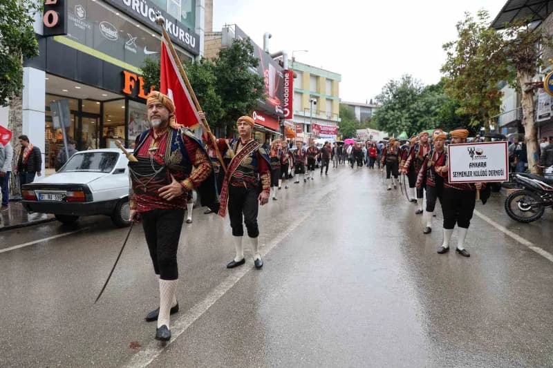 Kozan’da 10. İsmet Atlı Karakucak Güreşleri yağmura rağmen kortej yürüyüşüyle başladı