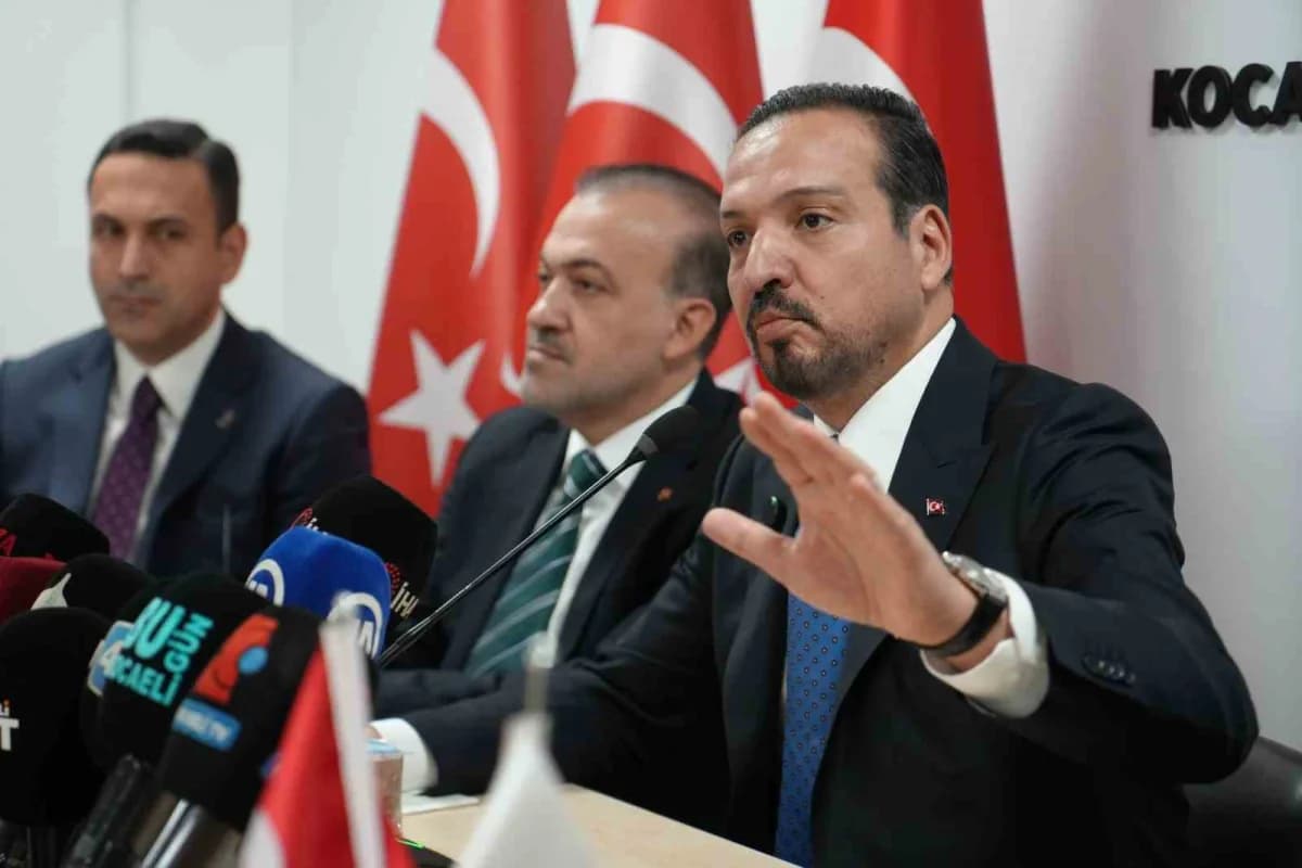 Kürşad Zorlu Kocaeli'de AK Parti il başkanlığında açıklama yaparken