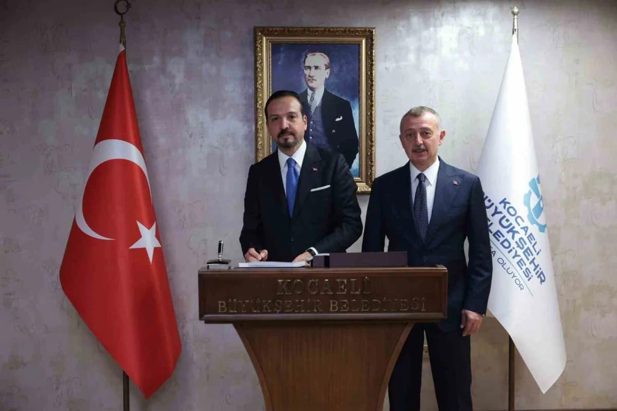 Kürşad Zorlu ve Tahir Büyükakın Kocaeli Büyükşehir Belediyesi’nde görüşme yaparken