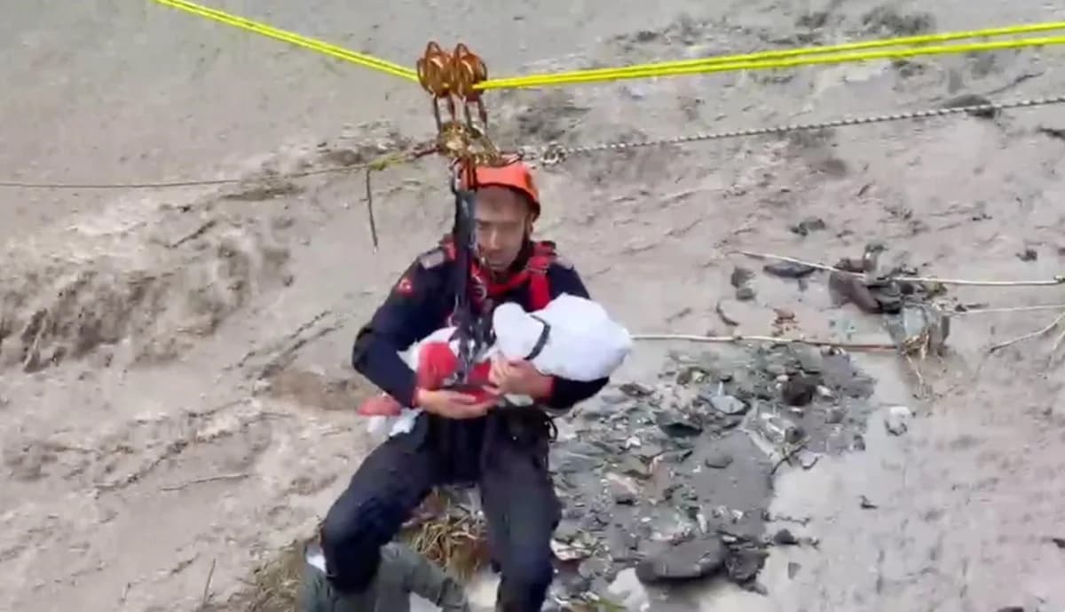 Kurtarma operasyonunda ninni söyleyerek bebeği uyutan AFAD personeli o anları anlattı