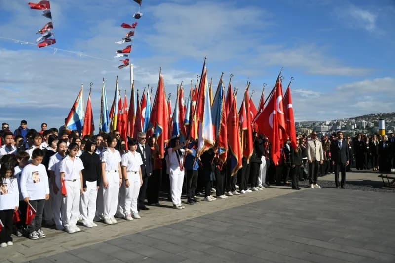 Kuşadası Atatürk Meydanı’nda Cumhuriyet Bayramı kutlamalarından coşkulu kalabalık ve tören