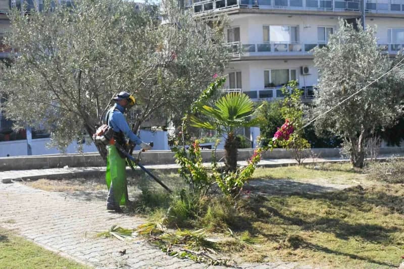 Kuşadası’nda belediye ekipleri park ve yeşil alanlarda bakım ve onarım çalışması yapıyor