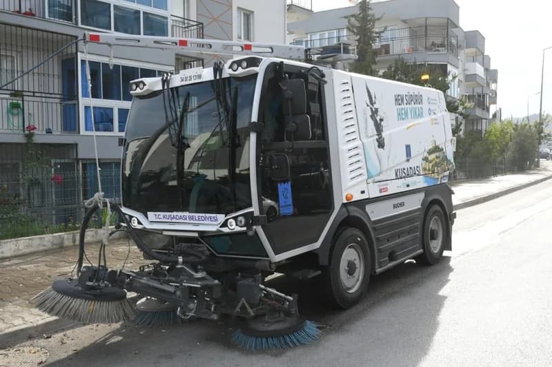Kuşadası Belediyesi’nin Küçük Dev Bucher temizlik aracı dar sokakta temizlik yaparken