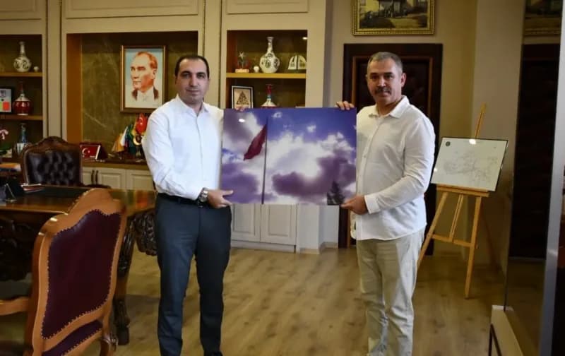 Kütahya Tavşanlı’da Türk bayrağı üzerinde bulutların oluşturduğu Türkiye haritası silüeti