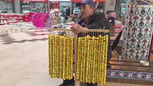 Kütahya’da dağlardan toplanan doğal alıç meyveleri tezgahlarda satışa sunuldu