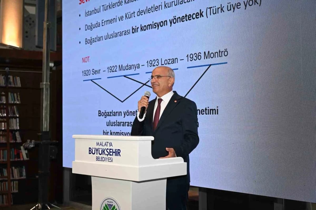 Malatya Büyükşehir Belediye Başkanı Sami Er, KPSS kampında gençlerle bir arada