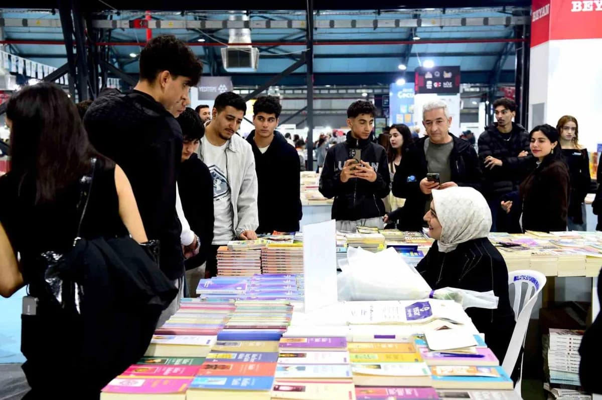 Malatya Kitap Fuarı’nda yazarlar ve okuyucular imza gününde bir arada
