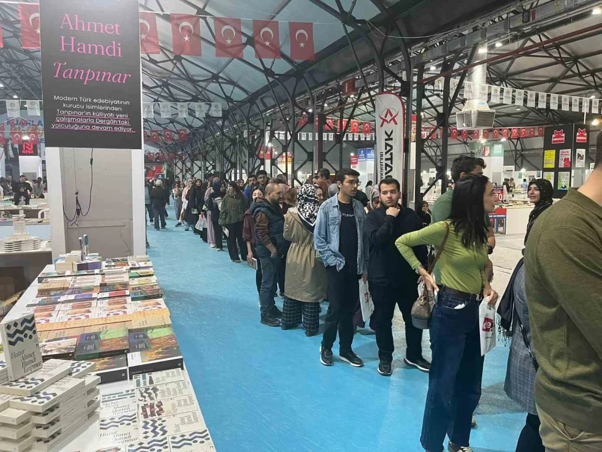 Malatya Kitap Fuarı’nda yayınevi stantları ve ziyaretçiler