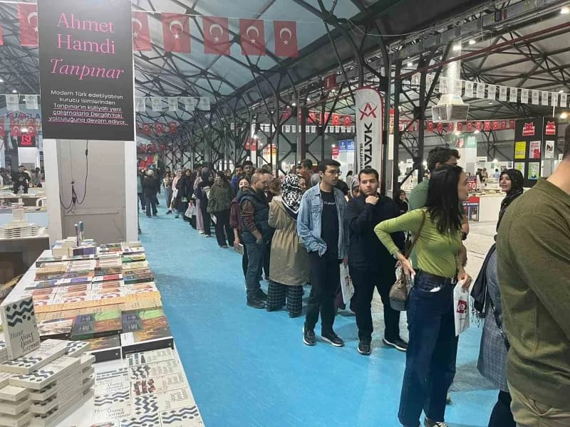 Malatya Kitap Fuarı’nda yayınevi stantları ve ziyaretçiler