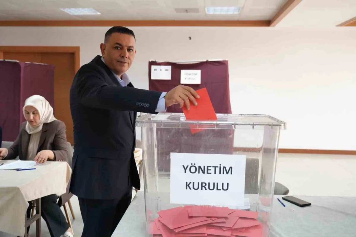 Malatya Ticaret ve Sanayi Odası binası önünde seçim süreci ve yeni yönetim kurulu üyeleri