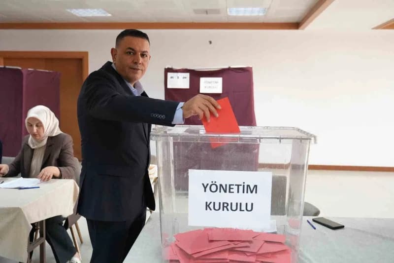 Malatya Ticaret ve Sanayi Odası binası önünde seçim süreci ve yeni yönetim kurulu üyeleri