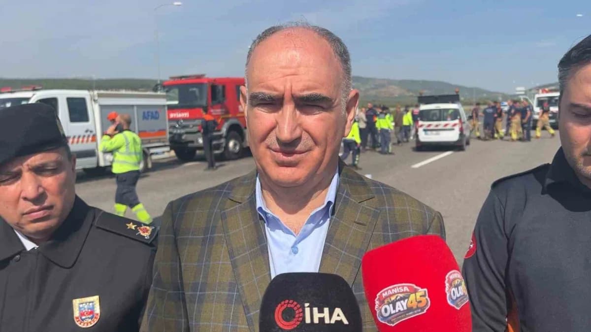 Manisa Akhisar'da otobüs ve tırın çarpıştığı trafik kazası sonrası olay yeri