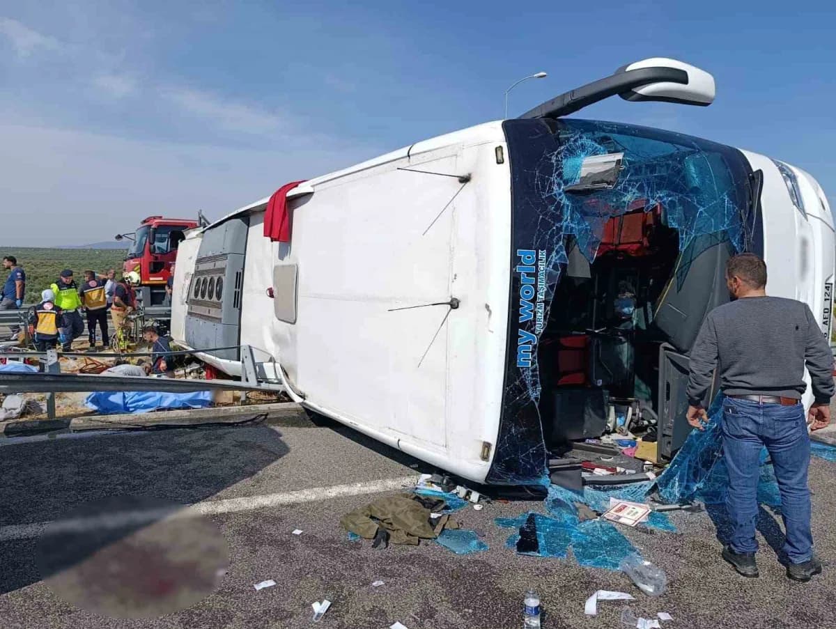 Manisa Akhisar’da tur otobüsü ve çekici çarpışması sonrası kaza bölgesi