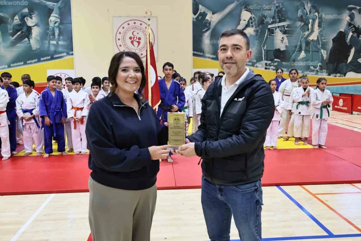 Manisa Çok Amaçlı Spor Salonu’nda düzenlenen ödül töreninde antrenörler plaket alırken, judo sporcuları madalyalarını ta