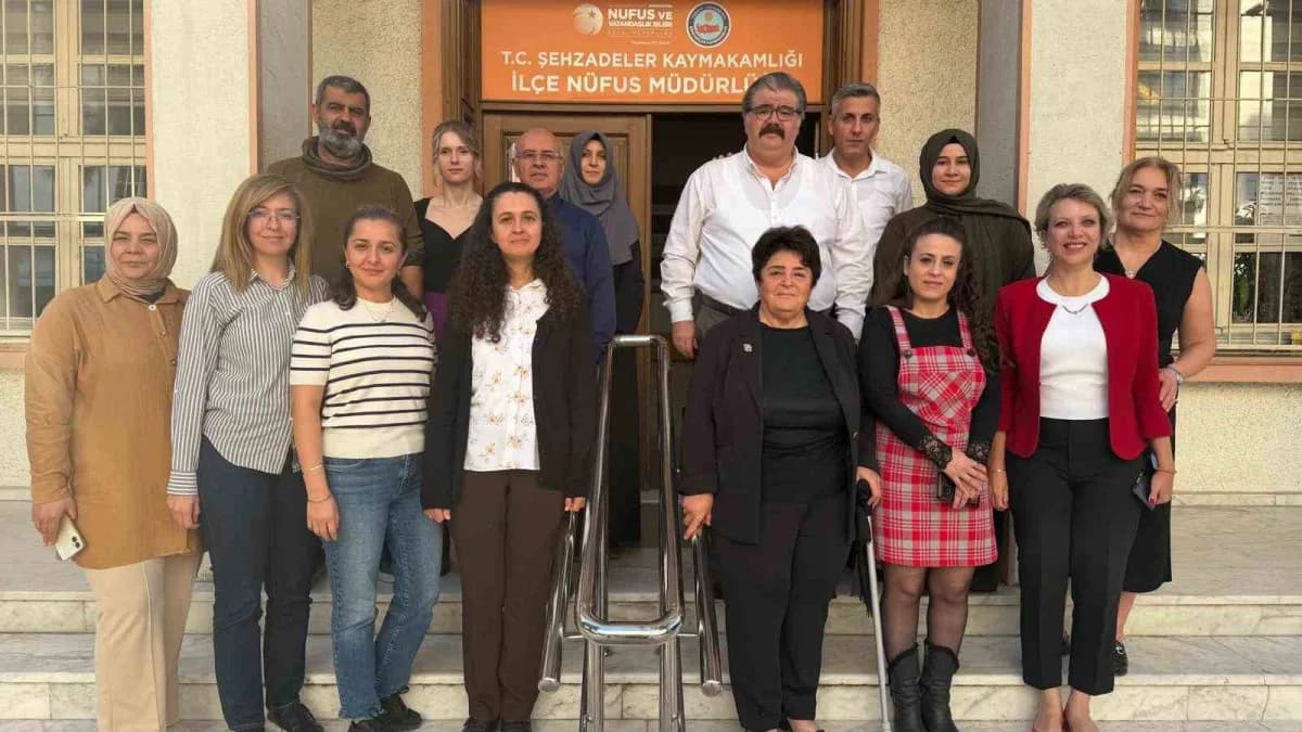 Manisa İl Nüfus ve Vatandaşlık Müdürü Ayşe Serap Güney emeklilik uğurlama programında mesai arkadaşlarıyla birlikte