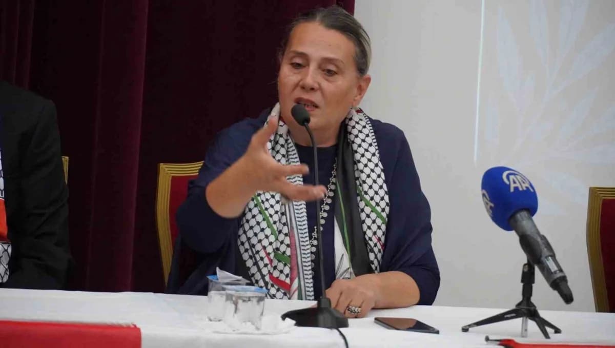 Manisa Celal Bayar Üniversitesi Süleyman Demirel Kültür Merkezi’nde düzenlenen Tek Bir Vicdan panelinden bir görünüm