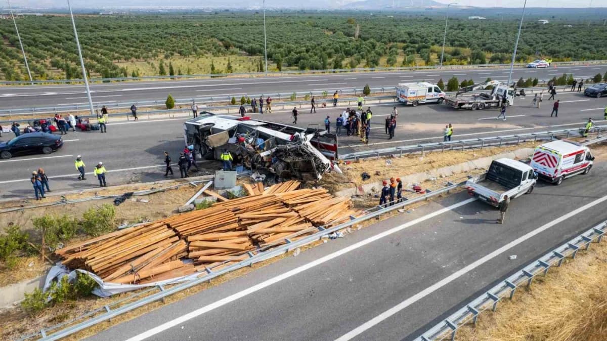 Manisa Akhisar’da tur otobüsü ve çekici çarpışması sonrası kaza alanı ve kurtarma çalışmaları