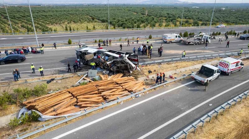 Manisa Akhisar’da tur otobüsü ve çekici çarpışması sonrası kaza alanı ve kurtarma çalışmaları