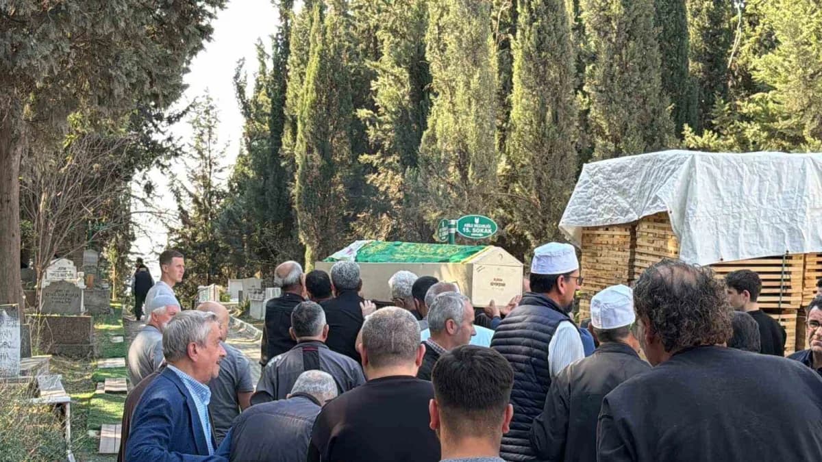 Manisa Akhisar’daki trafik kazasında hayatını kaybedenlerin Bursa ve Ereğli’de düzenlenen cenaze törenlerinden görüntü