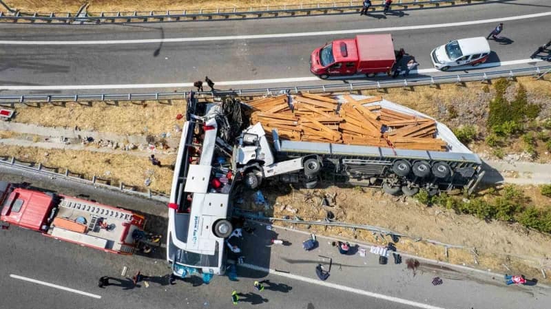 Manisa Akhisar'da çekicinin tur otobüsüne çarptığı kazadan sonra olay yeri görüntüsü