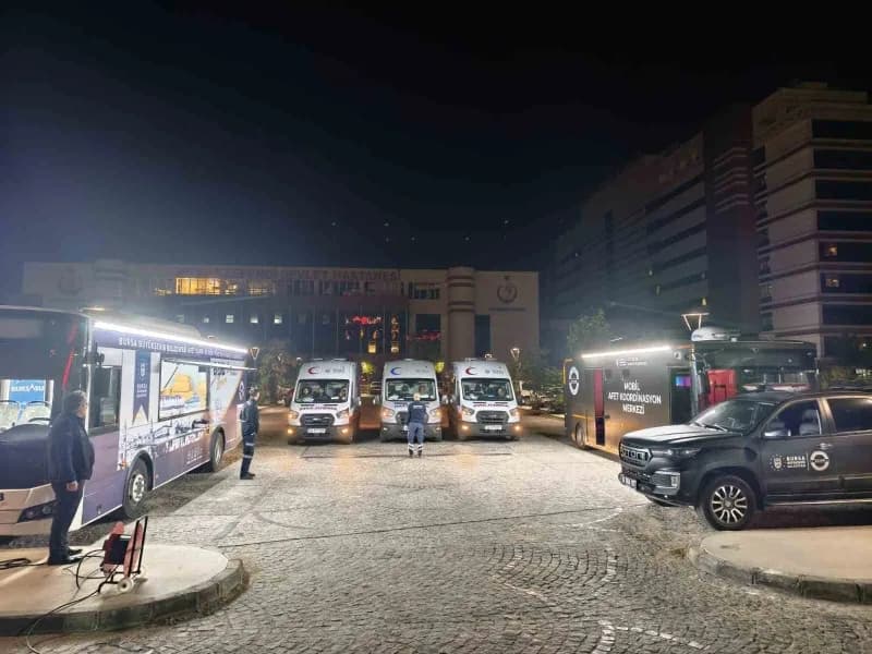 Manisa Akhisar’da otobüs kazası sonrası Bursa Büyükşehir Belediyesi AKOM ekiplerinin sahadaki destek çalışmaları
