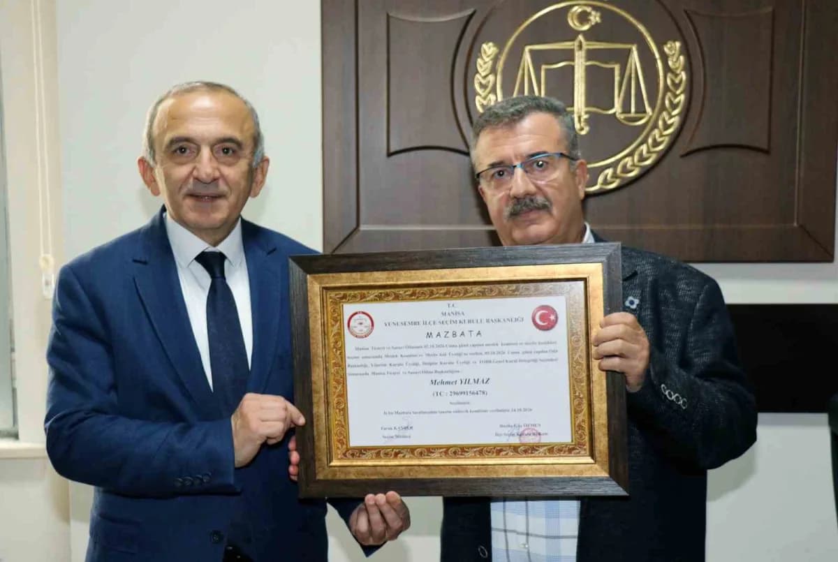 Manisa Ticaret ve Sanayi Odası Başkanı Mehmet Yılmaz mazbata töreninde mazbatasını alırken