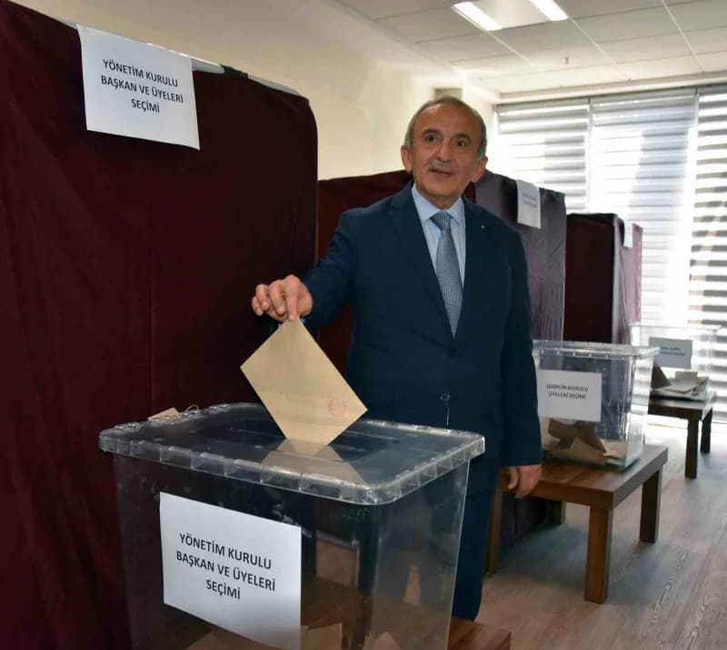 Manisa Ticaret ve Sanayi Odası binası önünde Mehmet Yılmaz ve yönetim kurulu üyeleri