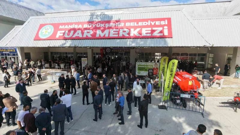 Manisa Ticaret ve Sanayi Odası seçimlerinde sarı liste sandık başında oy kullanırken