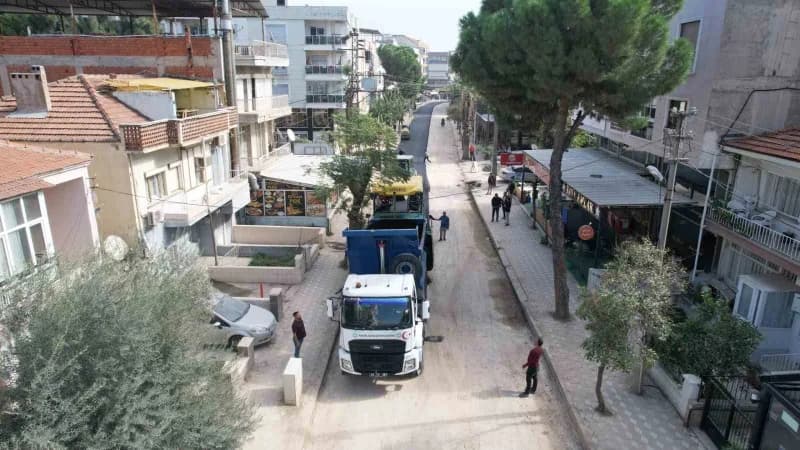 Manisa Turgutlu Türkmen Yolu’nda sıcak asfalt serimi yapan iş makineleri ve yol çalışması