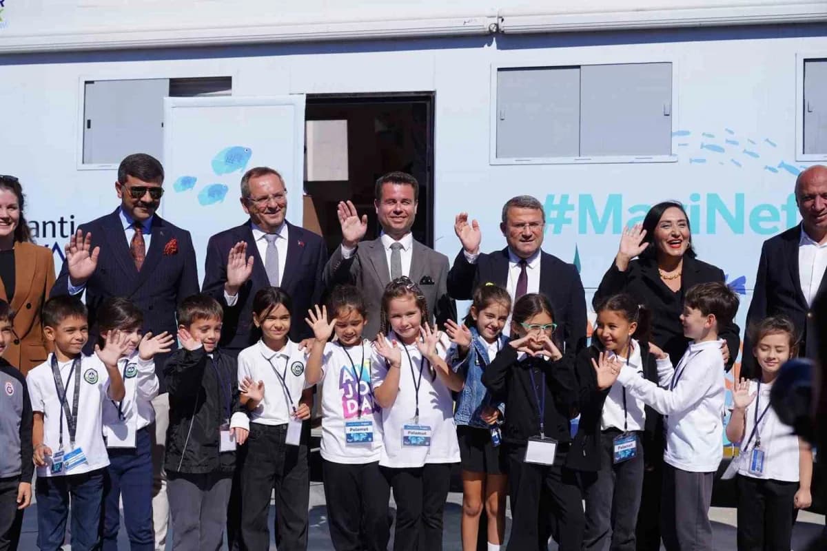 Mavi Nefes Eğitim Otobüsü Ayvalık'ta çocuklara deniz ve çevre eğitimi verirken