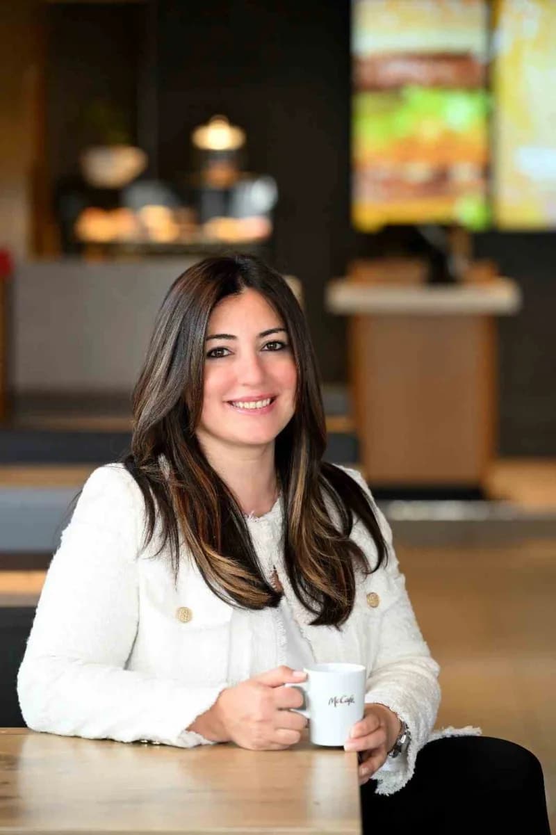 McDonald’s Türkiye restoranında çocuklar ve aileler doğum günü kutlaması yapıyor