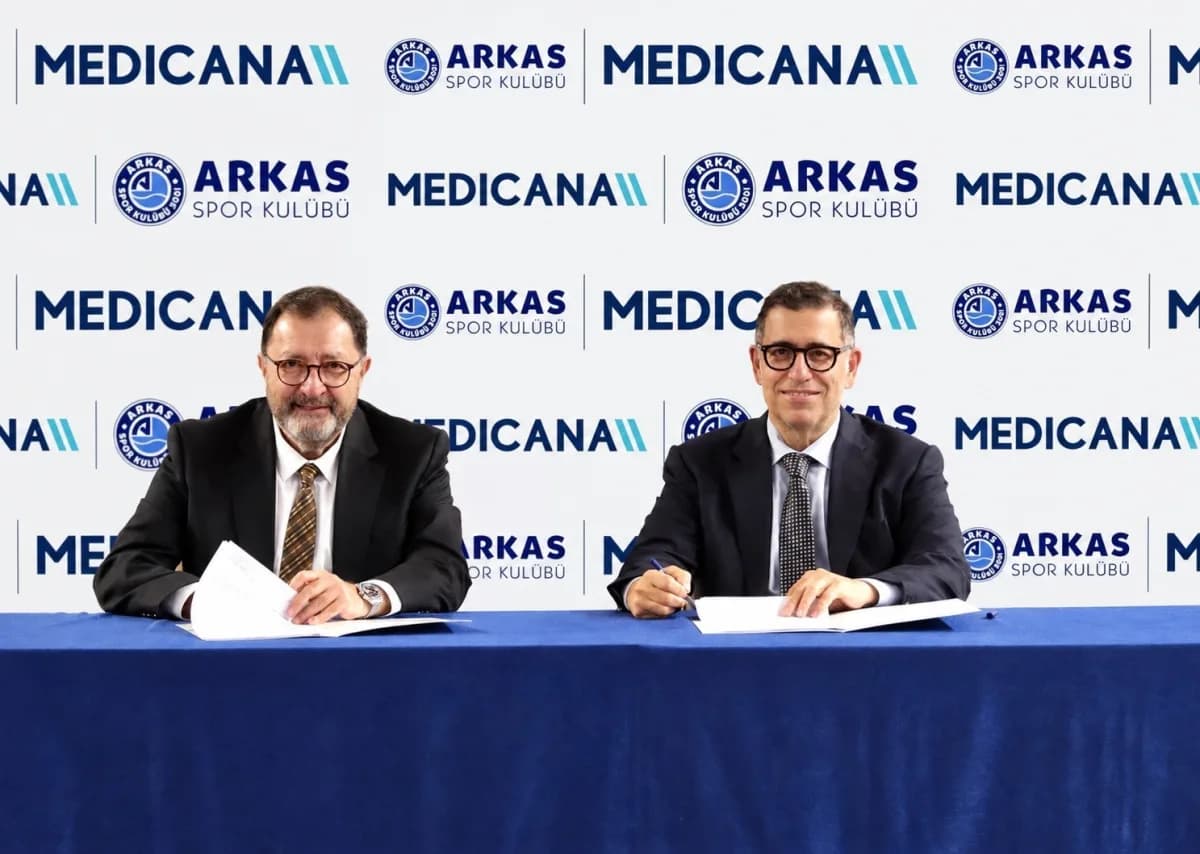 Medicana International İzmir Hastanesi ve Arkas Spor Kulübü arasında sağlık sponsorluğu imza töreni