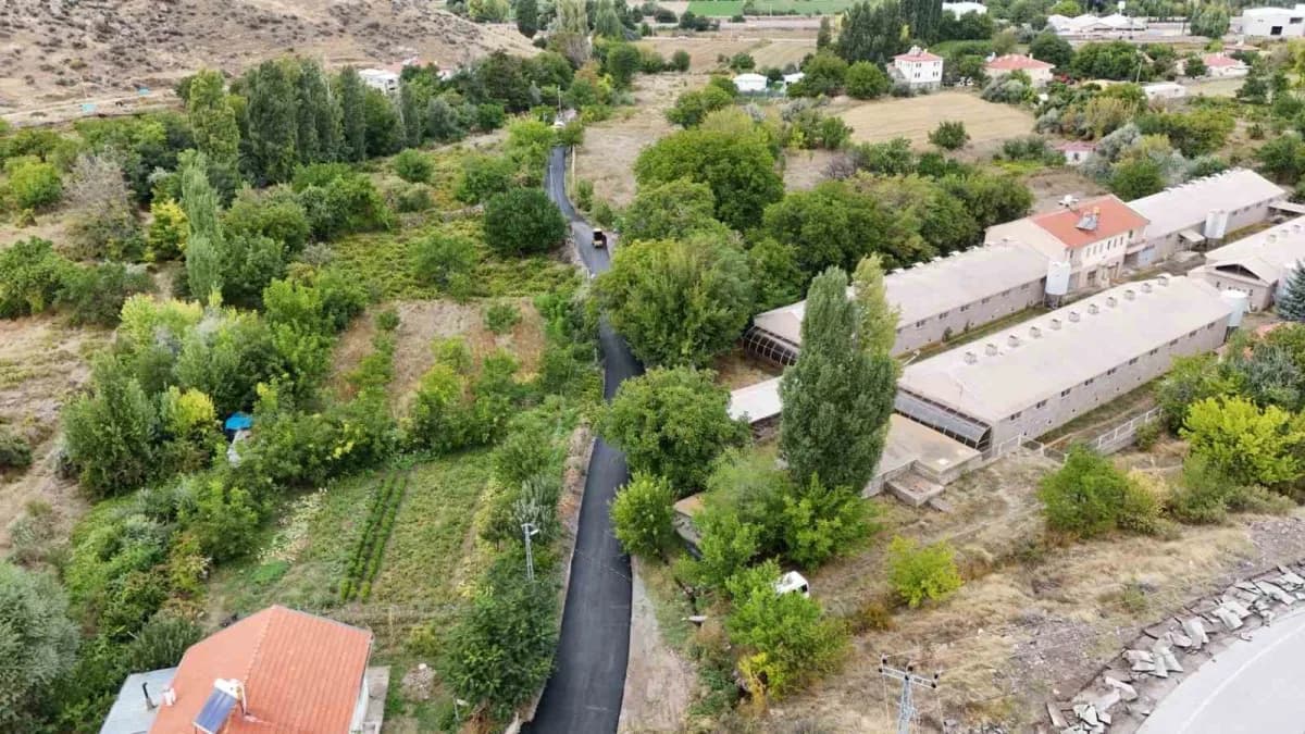 Melikgazi ilçesinde sıcak asfalt çalışması yapan belediye ekipleri ve asfalt serilen yol