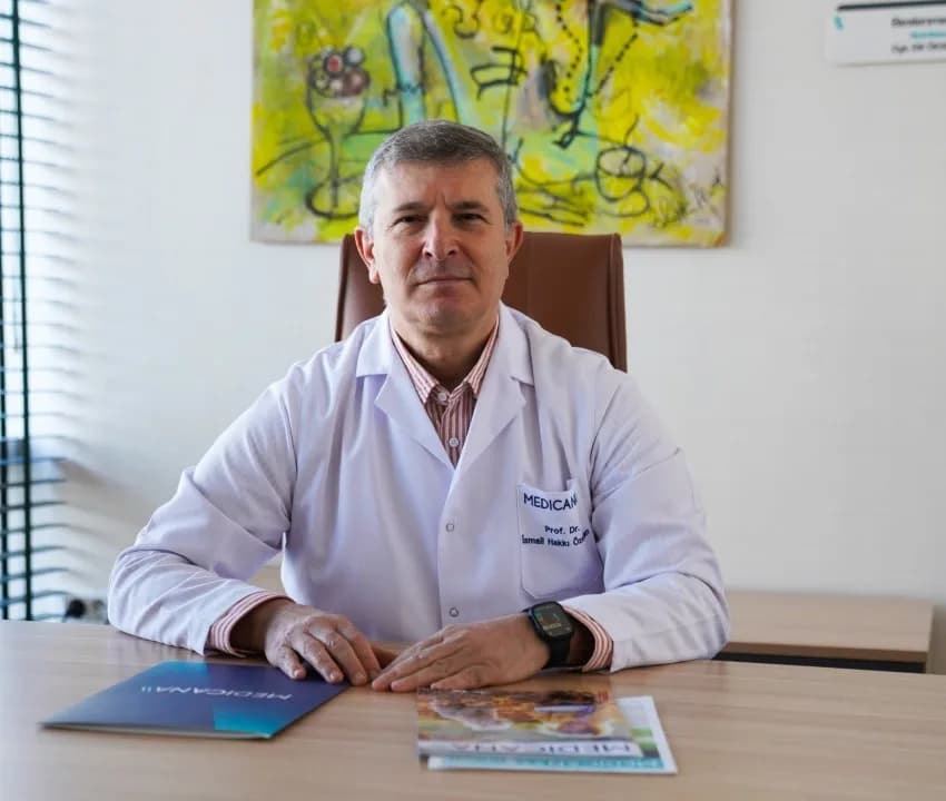 Medicana Sağlık Grubu Genel Cerrahi Uzmanı Prof. Dr. İsmail Hakkı Özerhan açıklama yaparken