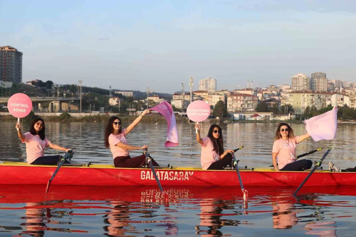 İstanbul Küçükçekmece Gölü'nde meme kanseri farkındalığı için düzenlenen kürek çekme etkinliği