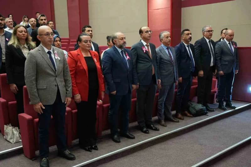Malatya Turgut Özal Üniversitesi'nde düzenlenen meme kanseri farkındalık sempozyumundan bir görüntü