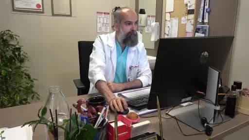 Diyarbakır Memorial Hastanesi uzmanı meme kanseri farkındalığı hakkında bilgilendirme yapıyor
