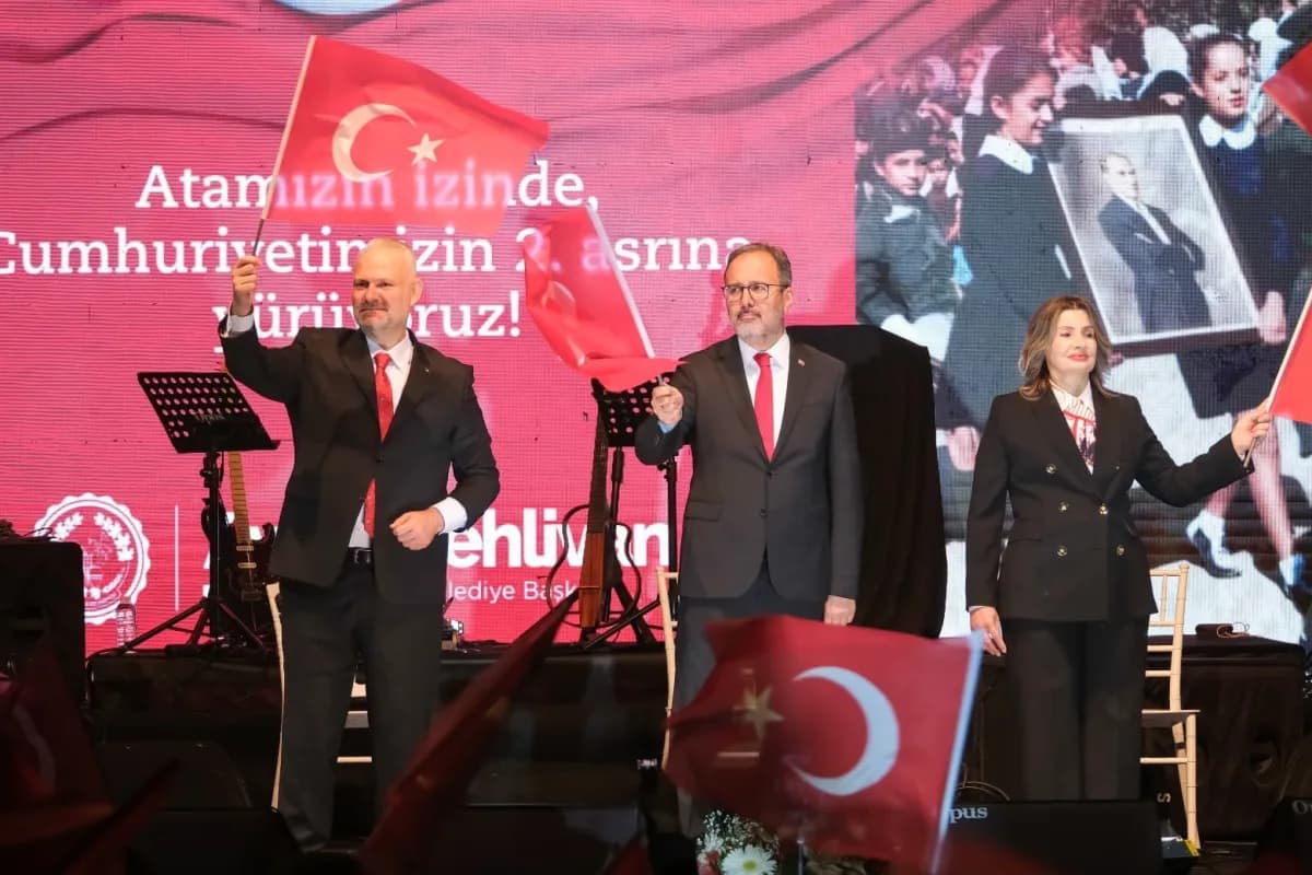 Menemen Cumhuriyet Meydanı’nda Cumhuriyet Bayramı kutlamalarında sahne alan Aşkın Nur Yengi ve