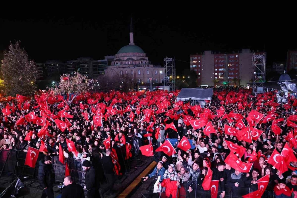 Menemen’de Cumhuriyet Bayramı kutlamalarında on binlerce vatandaş konser alanında coşkulu anlar